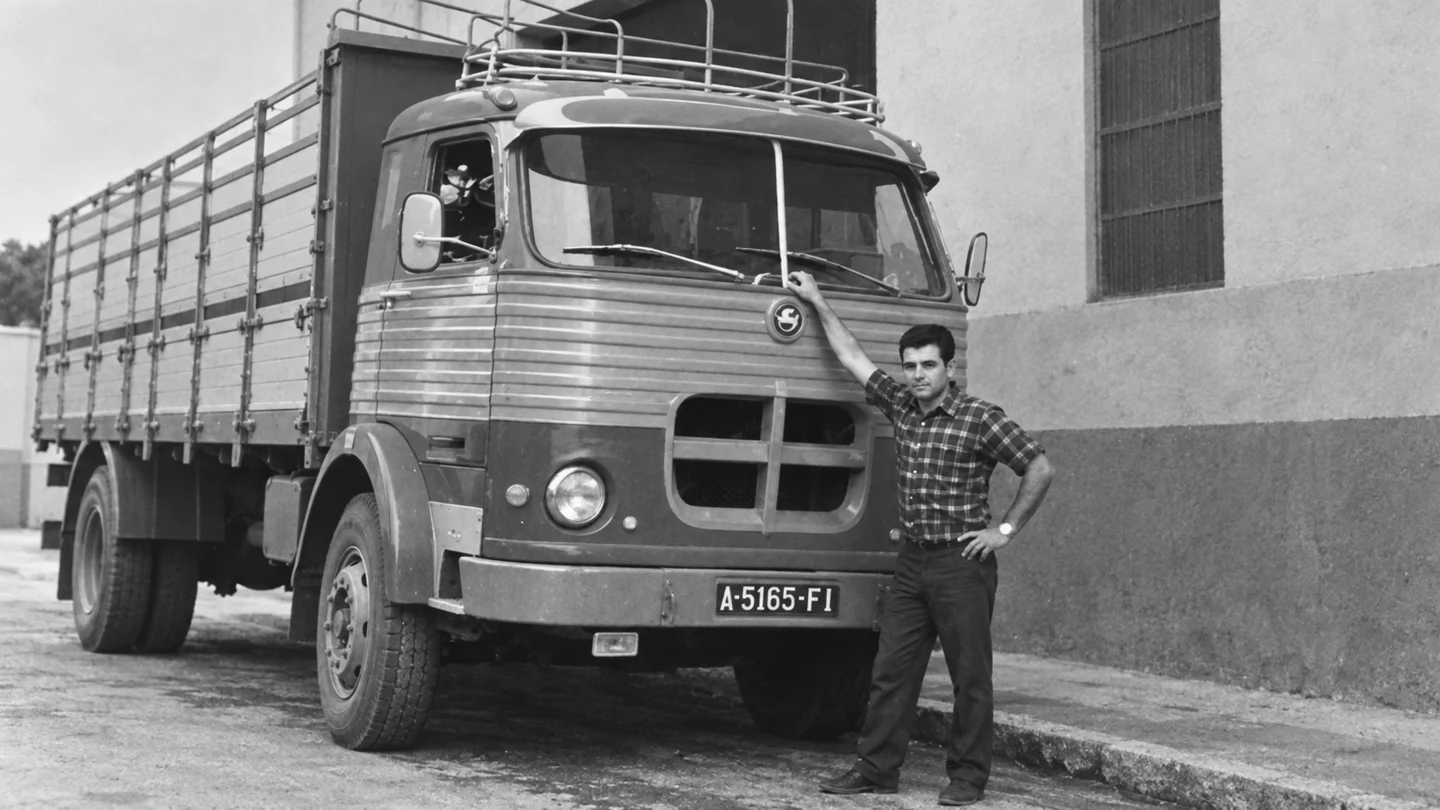 Camión clásico con una persona junto a la cabina