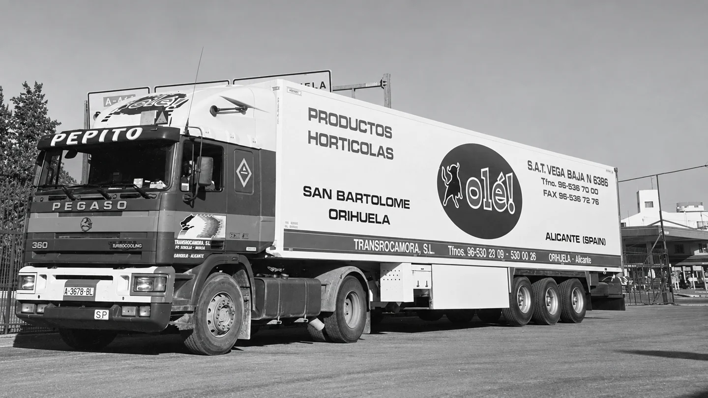 Camión frigorífico con rotulación comercial