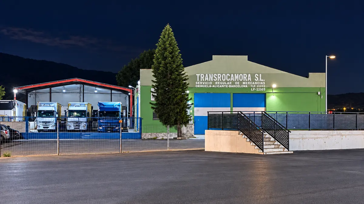 Instalaciones de TransRocamora S.L. al anochecer